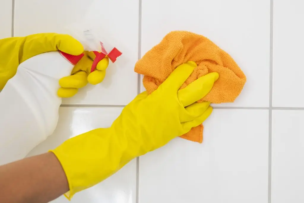 Best Way to Clean Bathroom Tile Naturally